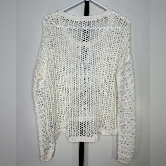 Guess Crochet Top - Chic and Stylish for Every Occasion - Picture 2 of 5